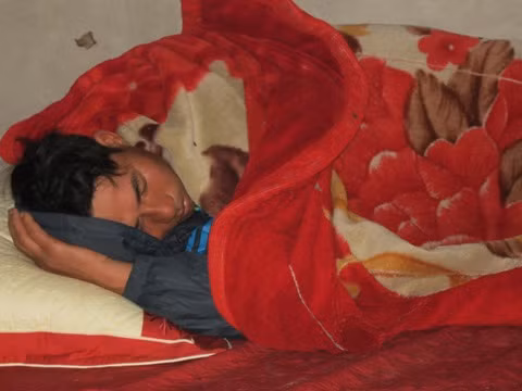 Anh Sen đang được người thân chăm sóc tại nhà. Anh Sen đang được người thân chăm sóc tại nhà