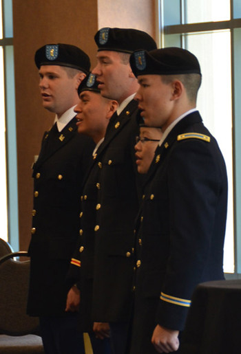 Tuy thấp bé nhất, Mỹ An (thứ hai từ phải sang) là chỉ huy của đoàn 74 sinh viên sĩ quan tại UCLA. Ảnh: Người Việt. Tuy thấp bé nhất, Mỹ An (thứ hai từ phải sang) là chỉ huy của đoàn 74 sinh viên sĩ quan tại UCLA. Ảnh: Người Việt