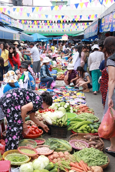 Chợ khá tấp nập nhưng sức mua các mặt hàng nhu yếu phẩm vẫn yếu