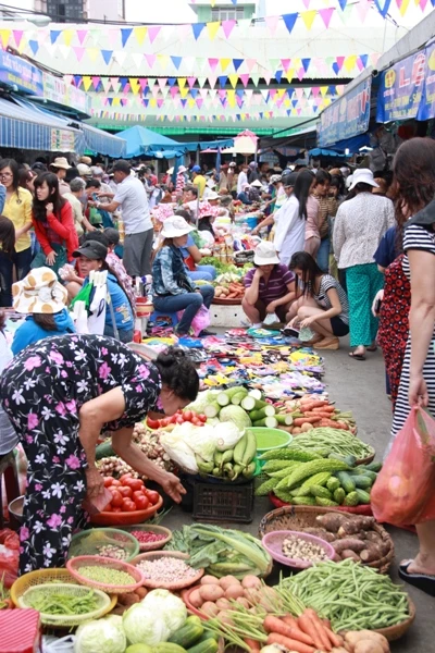 Chợ khá tấp nập nhưng sức mua các mặt hàng nhu yếu phẩm vẫn yếu
