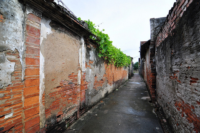 Ngõ làng Khúc Thủy chạy dài