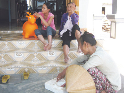 Nhiều người dân thất nghiệp từ khi chuyển đến khu tái định cư. Nhiều người dân thất nghiệp từ khi chuyển đến khu tái định cư