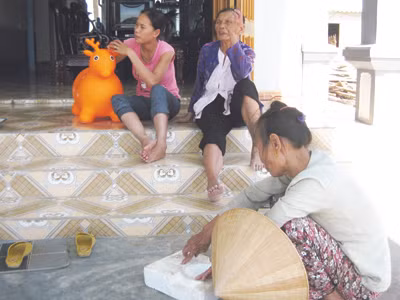 Nhiều người dân thất nghiệp từ khi chuyển đến khu tái định cư. Nhiều người dân thất nghiệp từ khi chuyển đến khu tái định cư