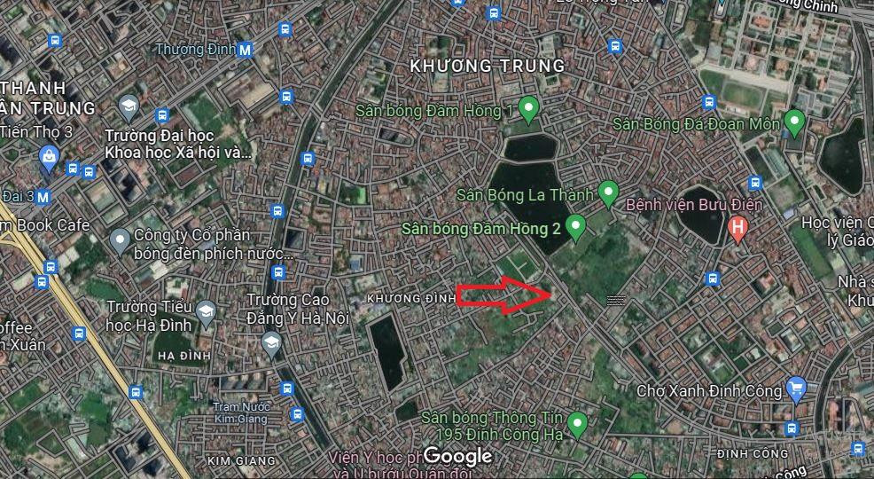 Vị trí đốt rác ở đầu mũi tên đỏ. Xung quanh là dân cư đông đúc, trường học và bệnh viện. Vị trí đốt rác ở đầu mũi tên đỏ. Xung quanh là dân cư đông đúc, trường học và bệnh viện.