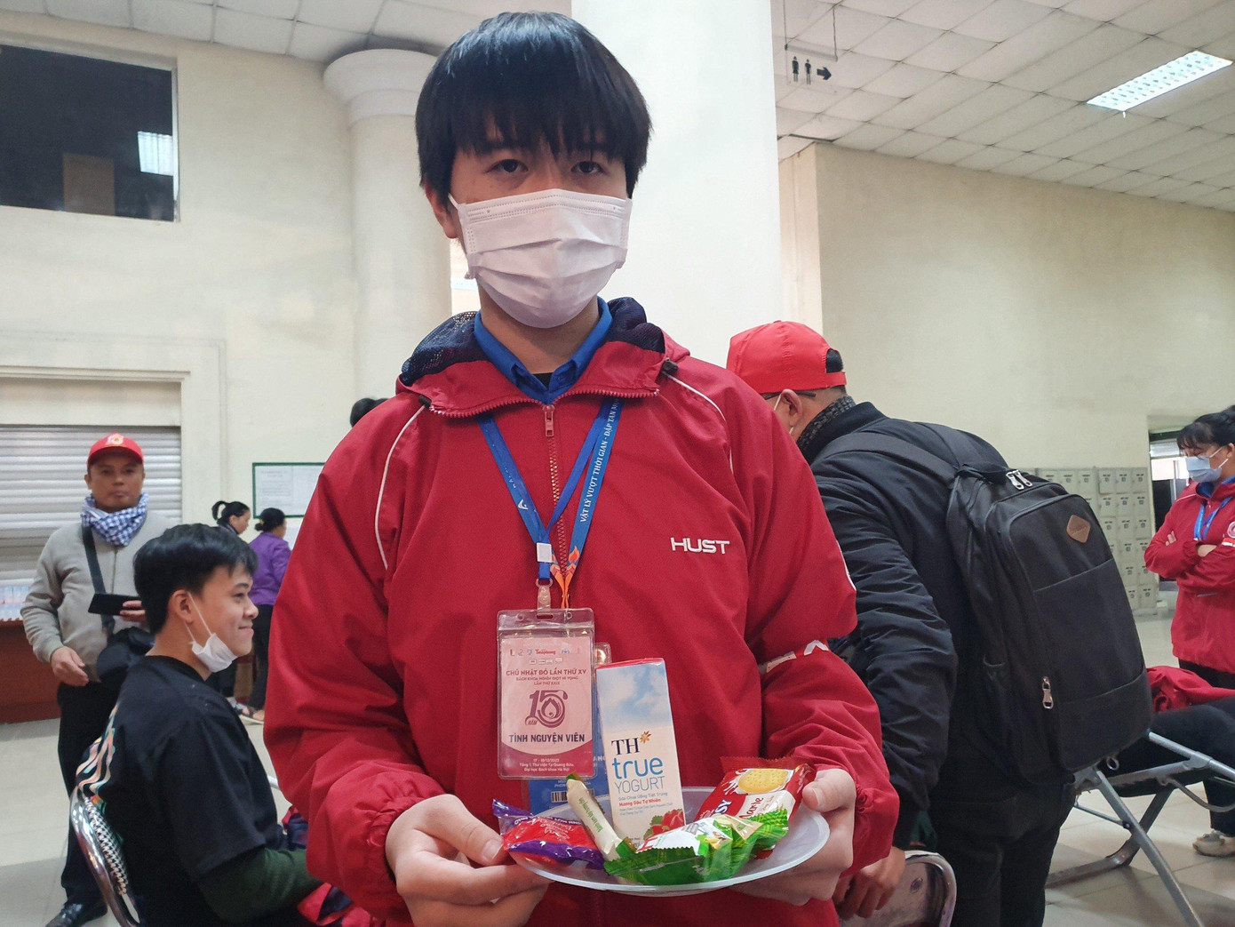 Các tình nguyện viên hiến máu còn được nhà tài trợ tặng sữa TH, nước hoa quả, đường tinh luyện... Trong ảnh, tình nguyện viên của Đại học Bách khoa phục vụ sữa bánh cho tình nguyện viên hiến máu tại lễ hội chính của Chủ nhật Đỏ.