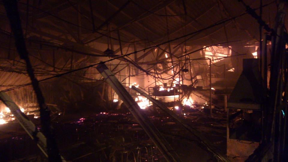 Lửa thiêu rụi dãy hàng quán sau tòa nhà Keangnam ảnh 10