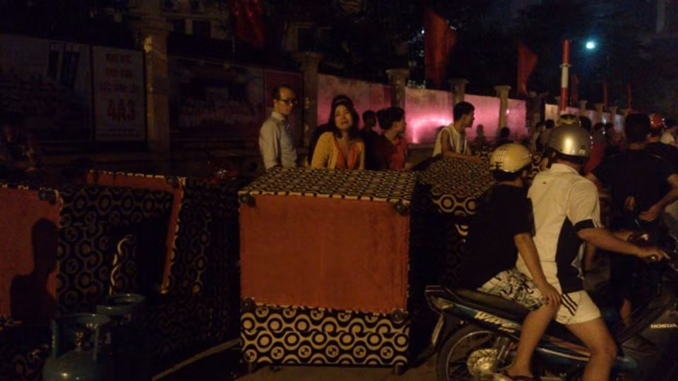 Lửa thiêu rụi dãy hàng quán sau tòa nhà Keangnam ảnh 7
