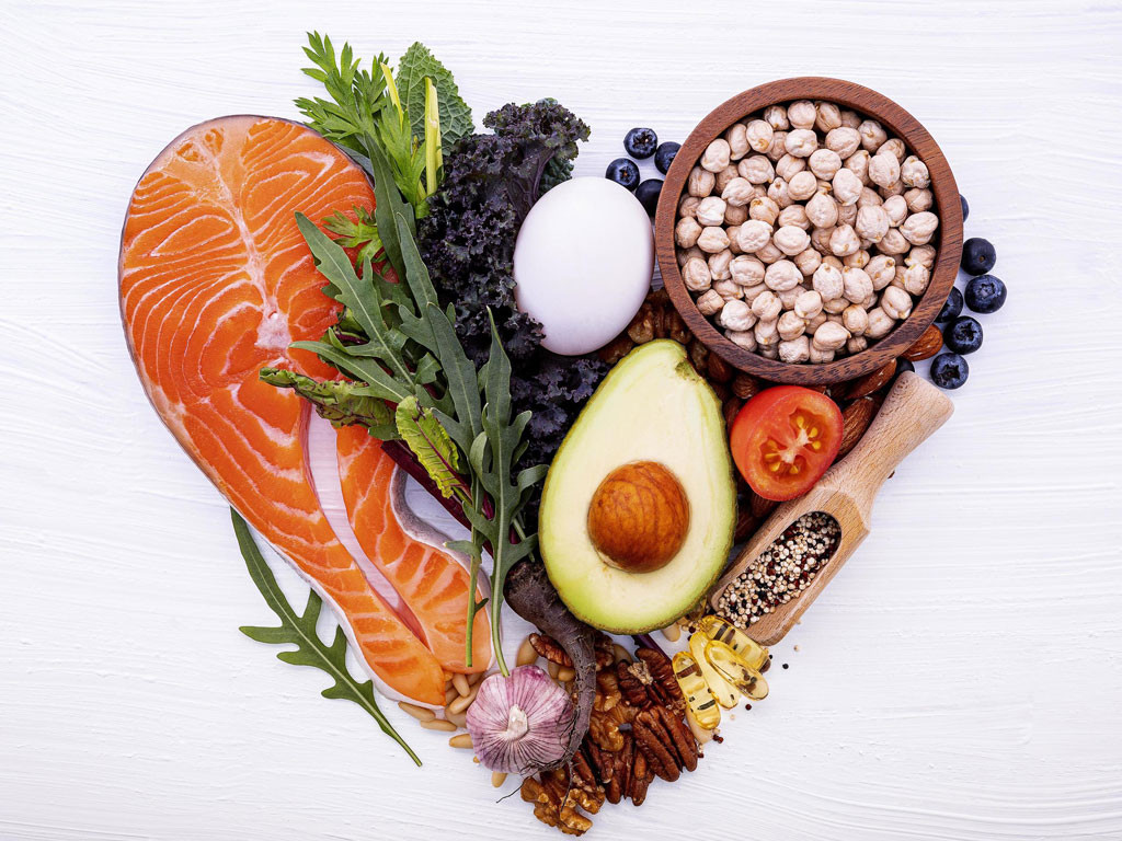 Nhóm thực phẩm tốt cho tim gồm: rau quả màu xanh đậm, ngũ cốc nguyên hạt, cá...