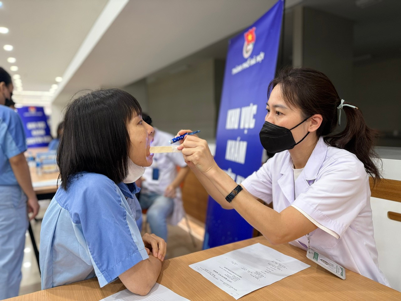 Các bác sĩ khám bệnh, tư vấn cho thanh niên công nhân tại ngày hội Các bác sĩ khám bệnh, tư vấn cho thanh niên công nhân tại ngày hội