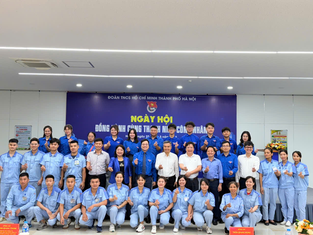 Ban tổ chức chụp ảnh lưu niệm với thanh niên công nhân tại chương trình. Ban tổ chức chụp ảnh lưu niệm với thanh niên công nhân tại chương trình.