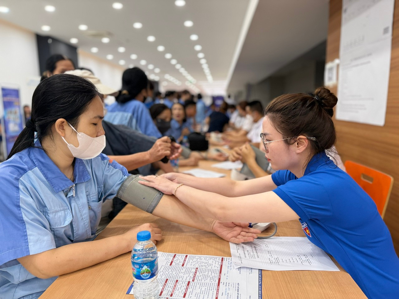 Các bác sĩ khám bệnh, tư vấn cho thanh niên công nhân tại ngày hội Các bác sĩ khám bệnh, tư vấn cho thanh niên công nhân tại ngày hội