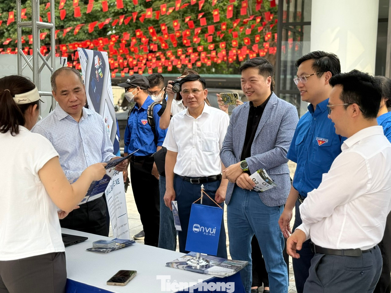 Các đại biểu tham quan các dự án, ý tưởng khởi nghiệp, đổi mới sáng tạo và chuyển đổi số tiêu biểu trưng bày trong khuôn khổ ngày hội Các đại biểu tham quan các dự án, ý tưởng khởi nghiệp, đổi mới sáng tạo và chuyển đổi số tiêu biểu trưng bày trong khuôn khổ ngày hội