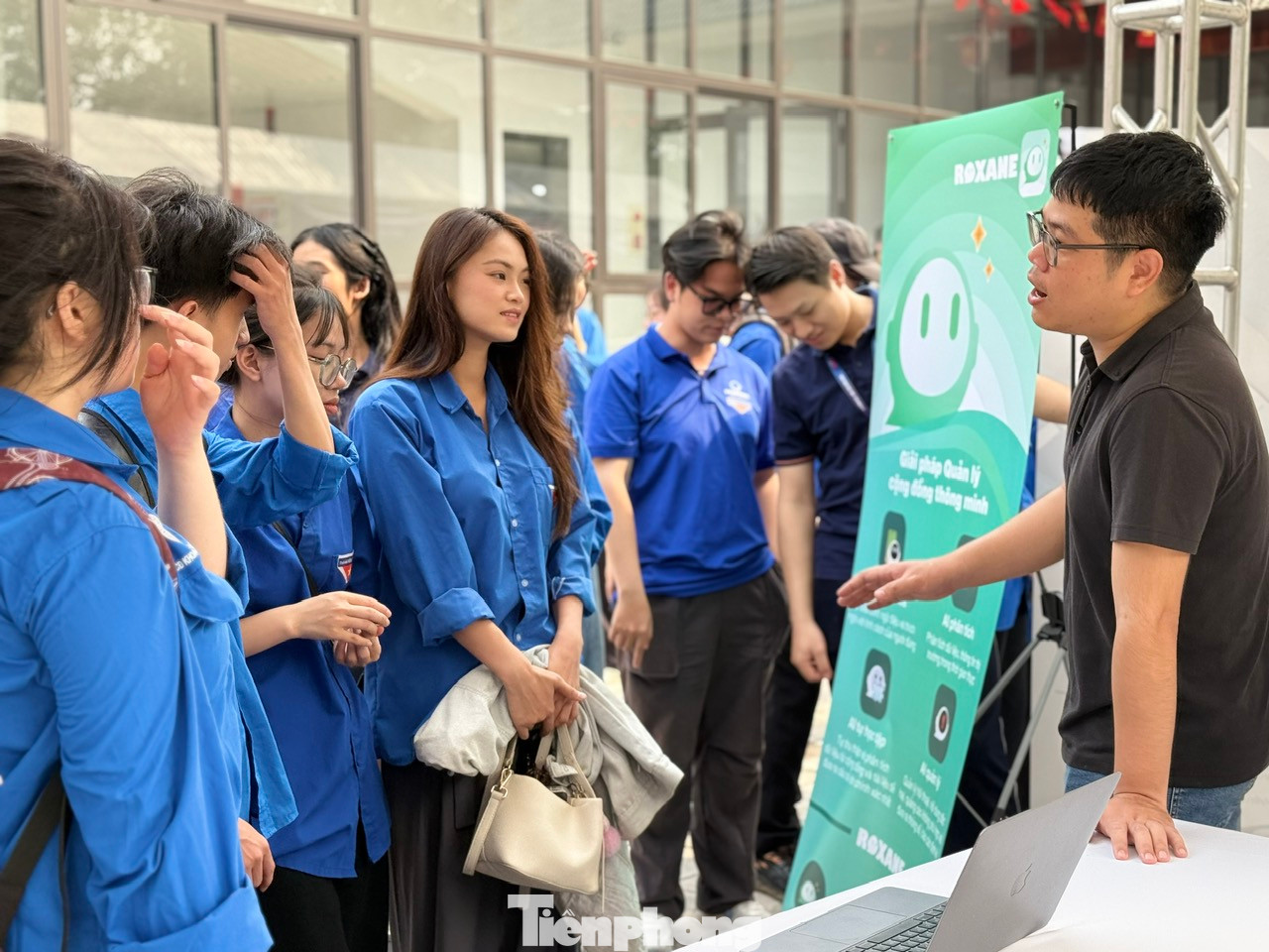 Nhiều bạn trẻ tham quan, tìm hiểu các sản phẩm khởi nghiệp đổi mới sáng tạo trưng bày tại ngày hội. Nhiều bạn trẻ tham quan, tìm hiểu các sản phẩm khởi nghiệp đổi mới sáng tạo trưng bày tại ngày hội.