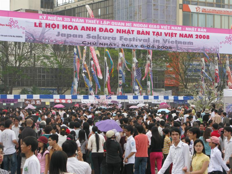 Hàng nghìn người đổ về Trung tâm triển lãm Giảng Võ để tham quan lễ hội hoa anh đào Hàng nghìn người đổ về Trung tâm triển lãm Giảng Võ để tham quan lễ hội hoa anh đào