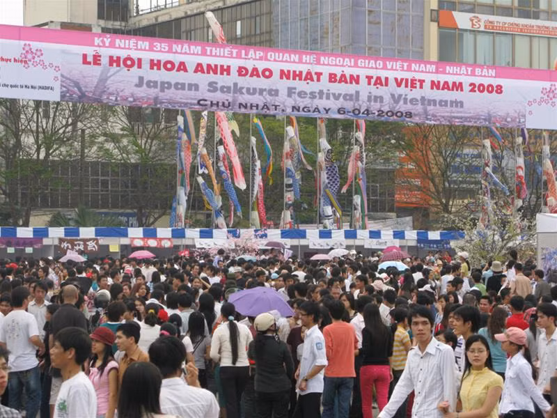Hàng nghìn người đổ về Trung tâm triển lãm Giảng Võ để tham quan lễ hội hoa anh đào