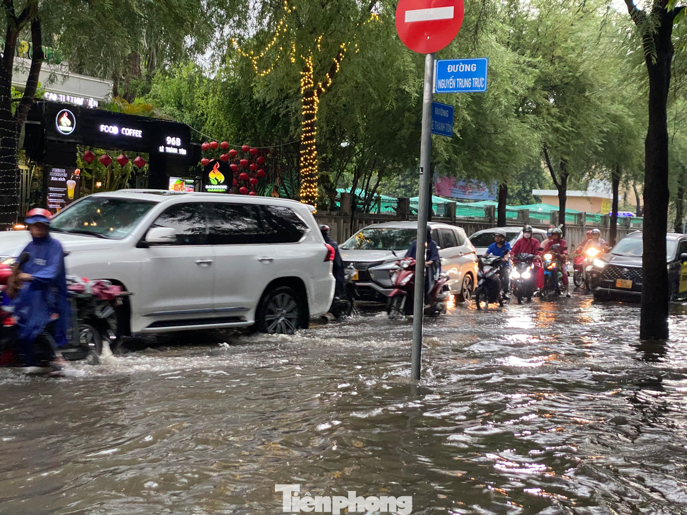Trong khi đó, mưa lớn cũng khiến một số tuyến đường khác ở quận 1 xảy ra tình trạng ùn ứ vào cuối giờ chiều 14/6.