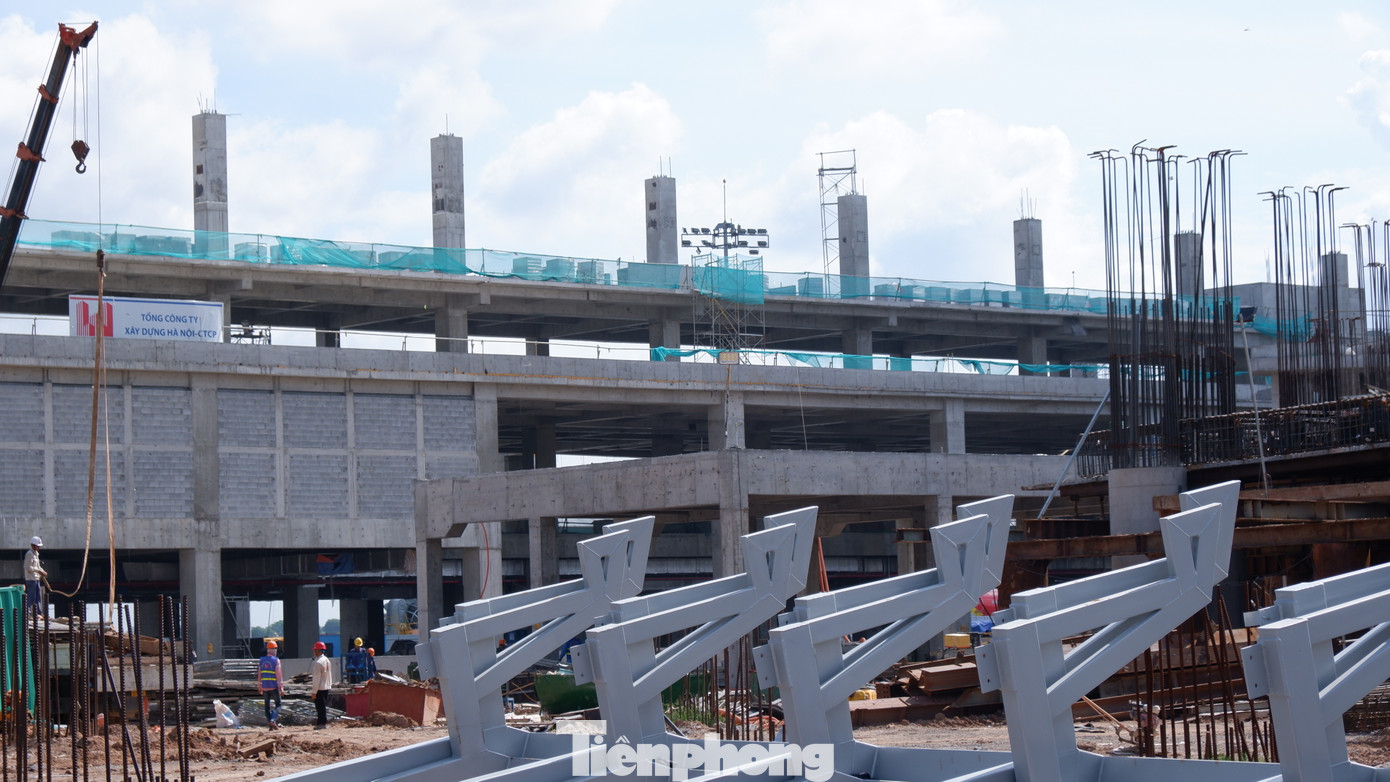 Toàn bộ mặt bằng hiện có phục vụ cho dự án T3 đang được dùng để tập kết cần cẩu, thiết bị, vật liệu phục vụ thi công hạng mục kết cấu thép nhà ga. Ảnh: Hữu Huy