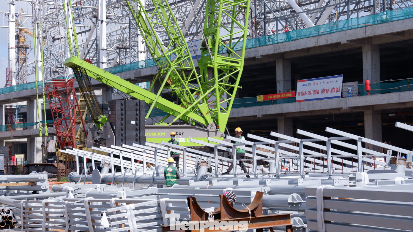 Toàn bộ mặt bằng hiện có phục vụ cho dự án T3 đang được dùng để tập kết cần cẩu, thiết bị, vật liệu phục vụ thi công hạng mục kết cấu thép nhà ga. Ảnh: Hữu Huy
