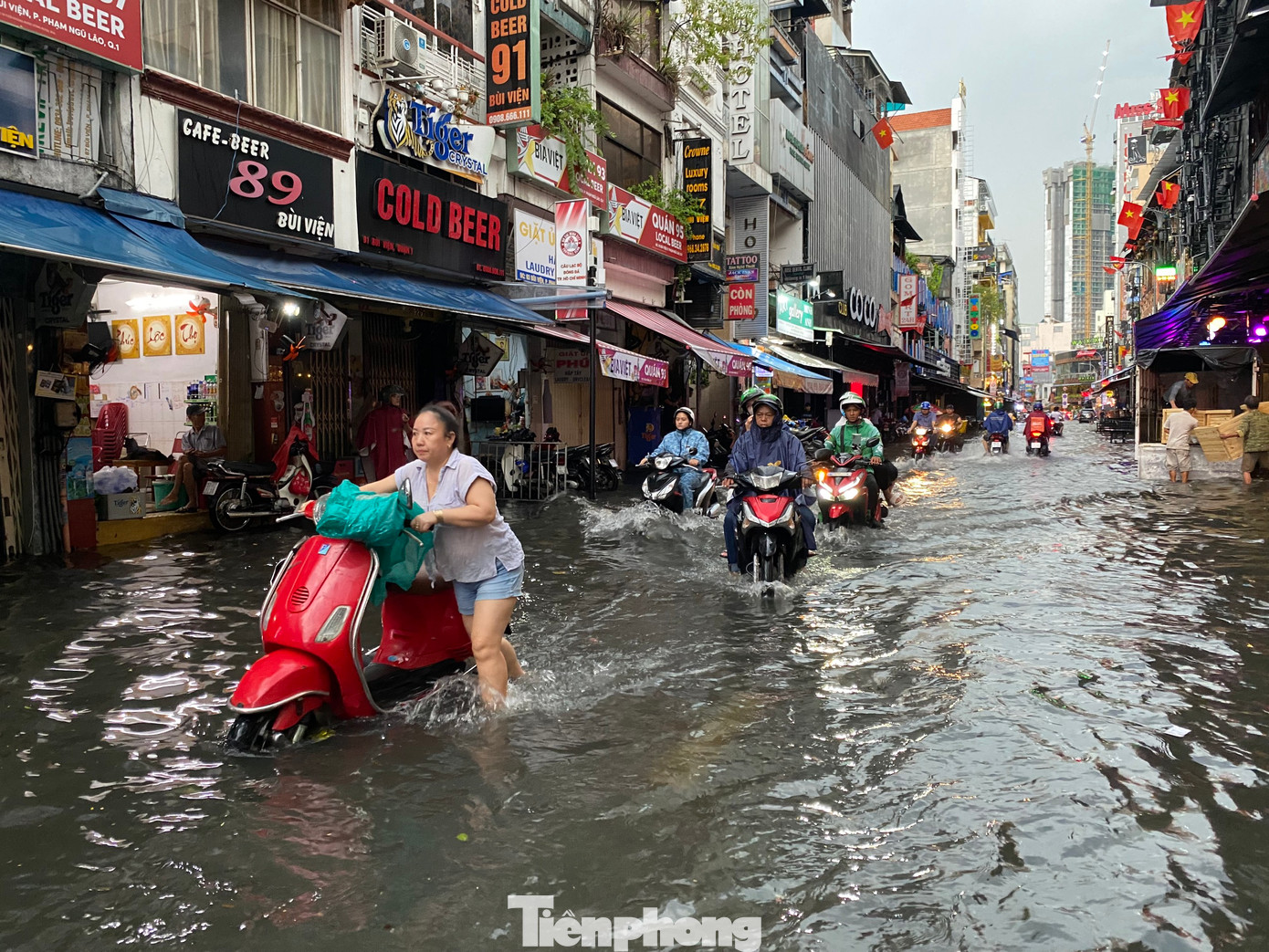 Cơn mưa lớn kéo dài vào chiều 14/6 khiến đường Bùi Viện (quận 1, TPHCM) ngập úng. Ảnh: H.H