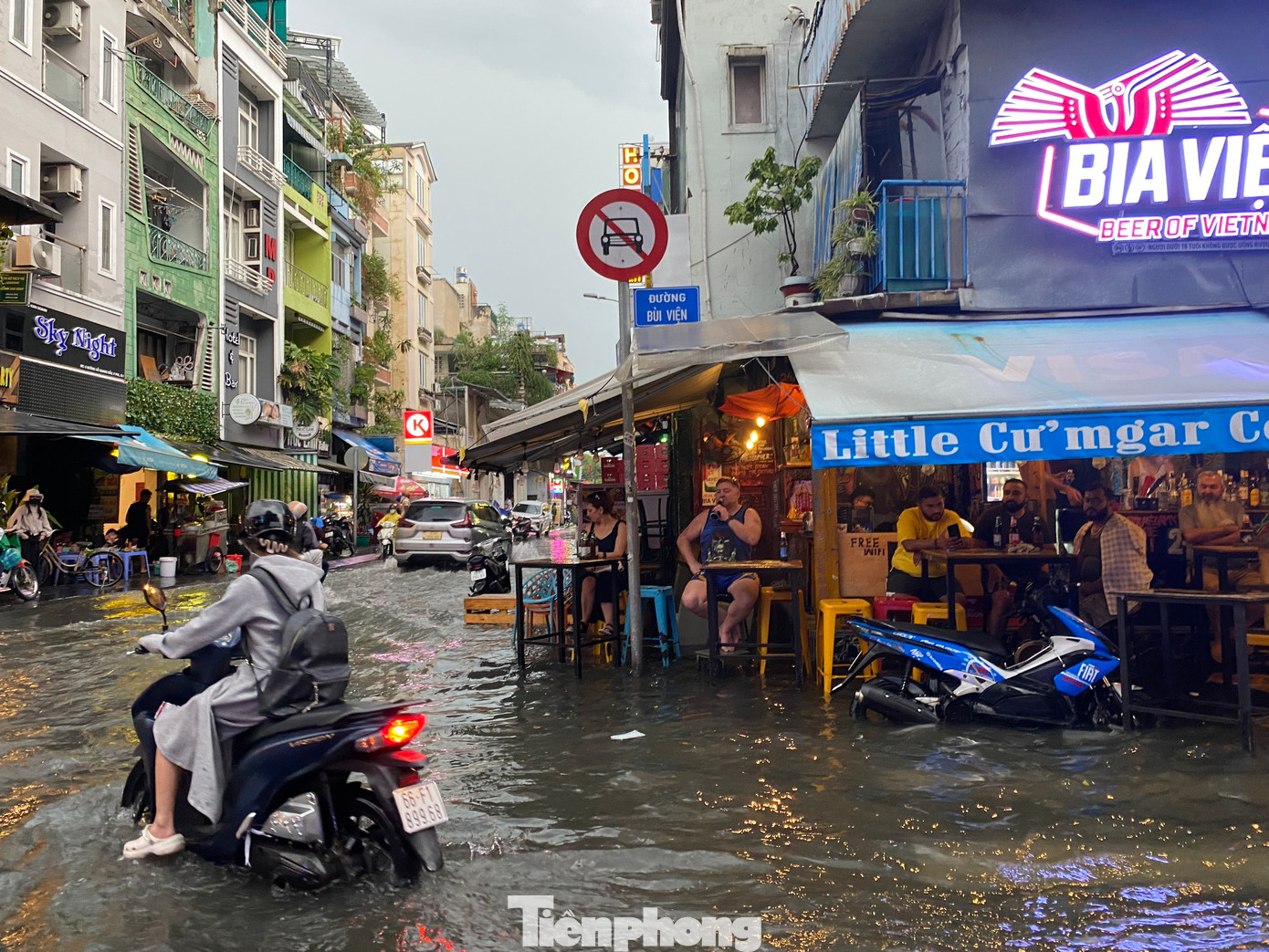 Theo người dân sinh sống ở khu vực, tuyến đường Bùi Viện thỉnh thoảng bị ngập mỗi khi có mưa lớn kéo dài.
