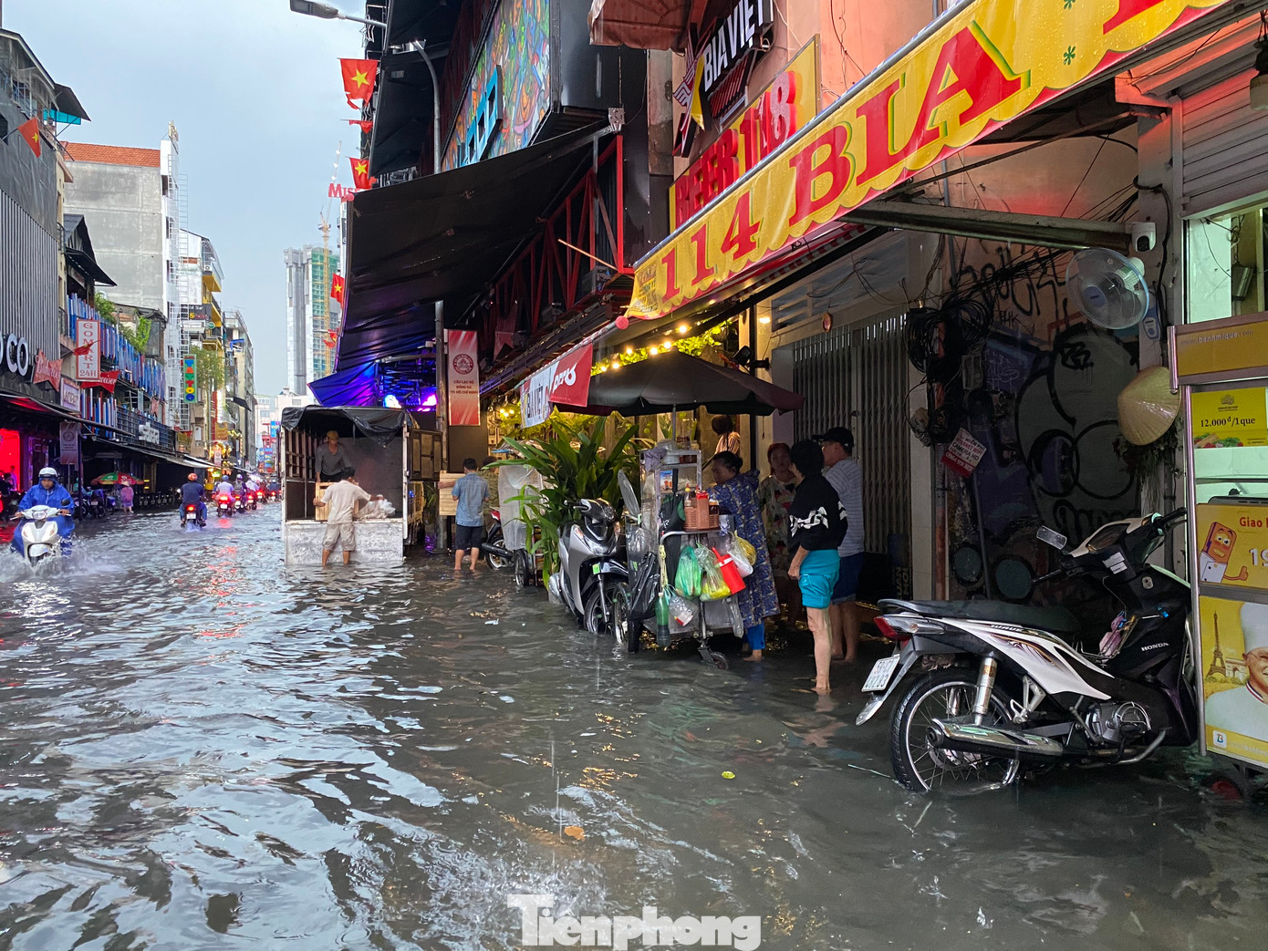 Ngập úng làm ảnh hưởng đến việc kinh doanh của các hàng, quán trên tuyến đường nổi tiếng sầm uất với các hoạt động vui chơi, giải trí về đêm.