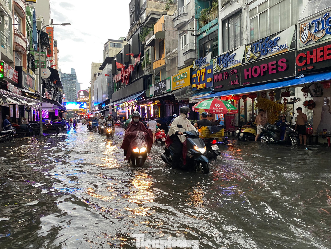 Cơ quan khí tượng dự báo trong những ngày cuối tuần, khu vực TPHCM và Nam bộ sẽ có mưa diện rộng, có nơi mưa vừa, mưa to và dông. (Ảnh minh họa)