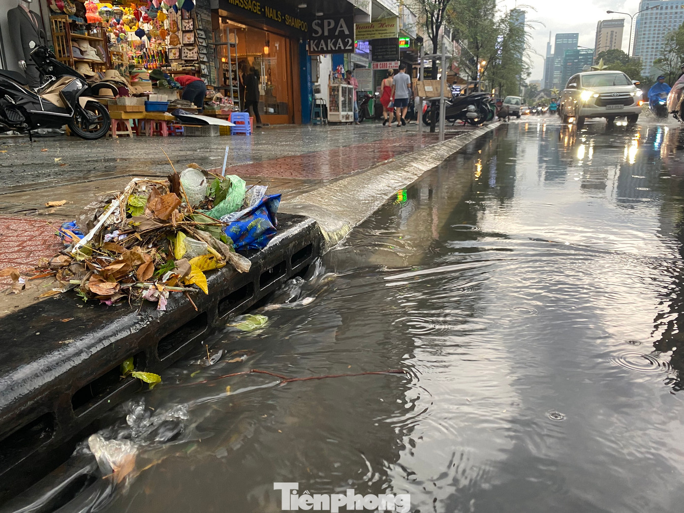 Rác được vớt chất đống trên miệng cống ở vỉa hè đường Lê Lợi (quận 1).