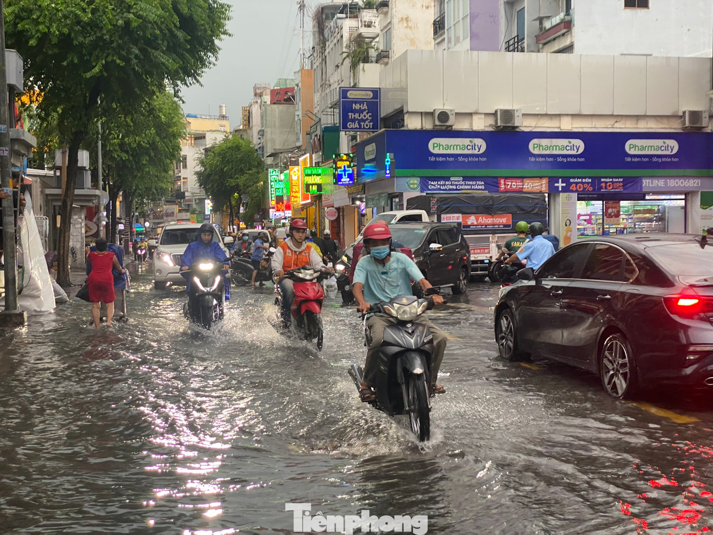 Một phần các tuyến đường như Nguyễn Cư Trinh, Cống Quỳnh, Đỗ Quang Đẩu,... (quận 1) cũng bị ngập sau cơn mưa lớn, giao thông đi lại gặp nhiều khó khăn.