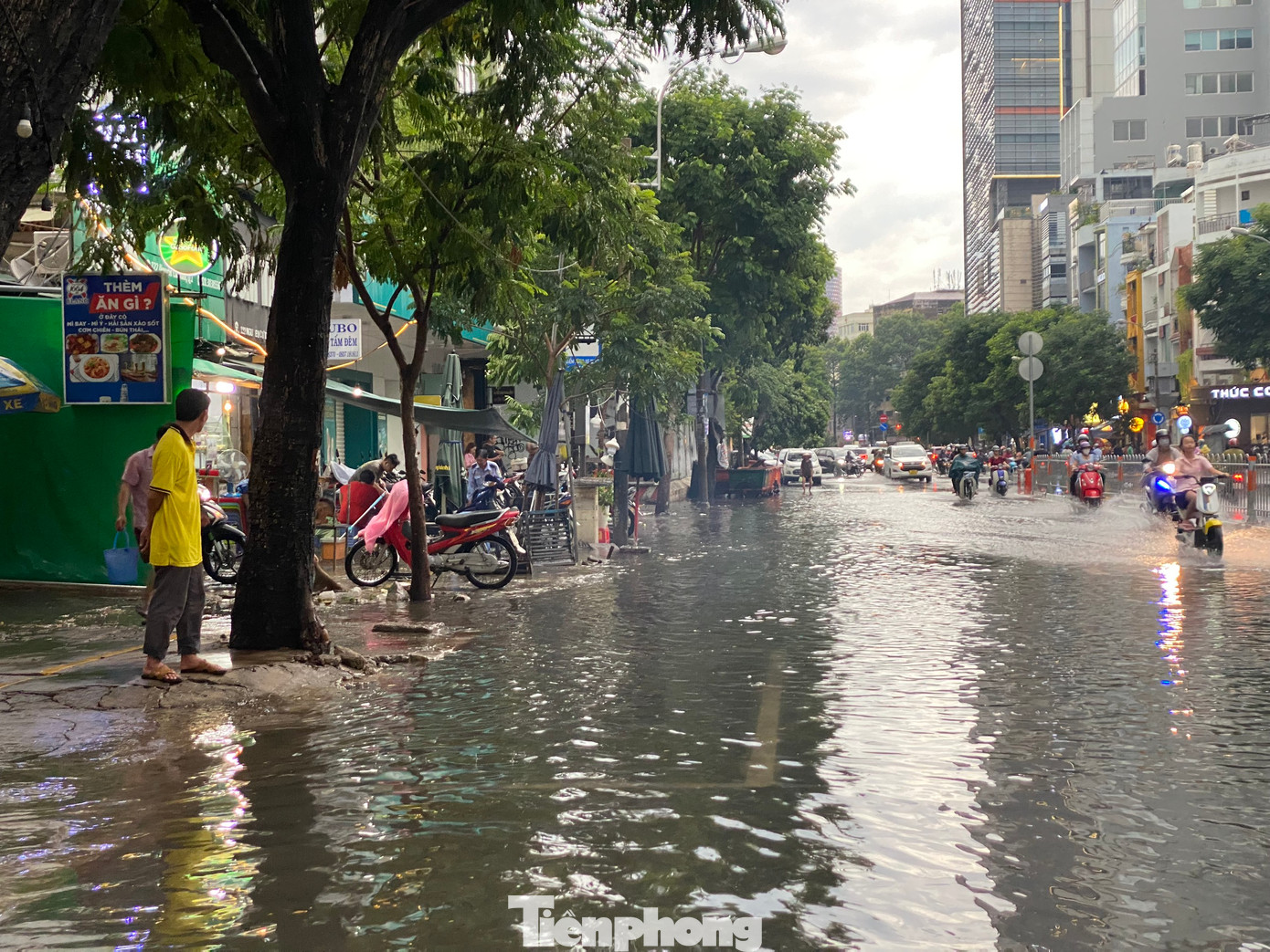 Một phần các tuyến đường như Nguyễn Cư Trinh, Cống Quỳnh, Đỗ Quang Đẩu,... (quận 1) cũng bị ngập sau cơn mưa lớn, giao thông đi lại gặp nhiều khó khăn.
