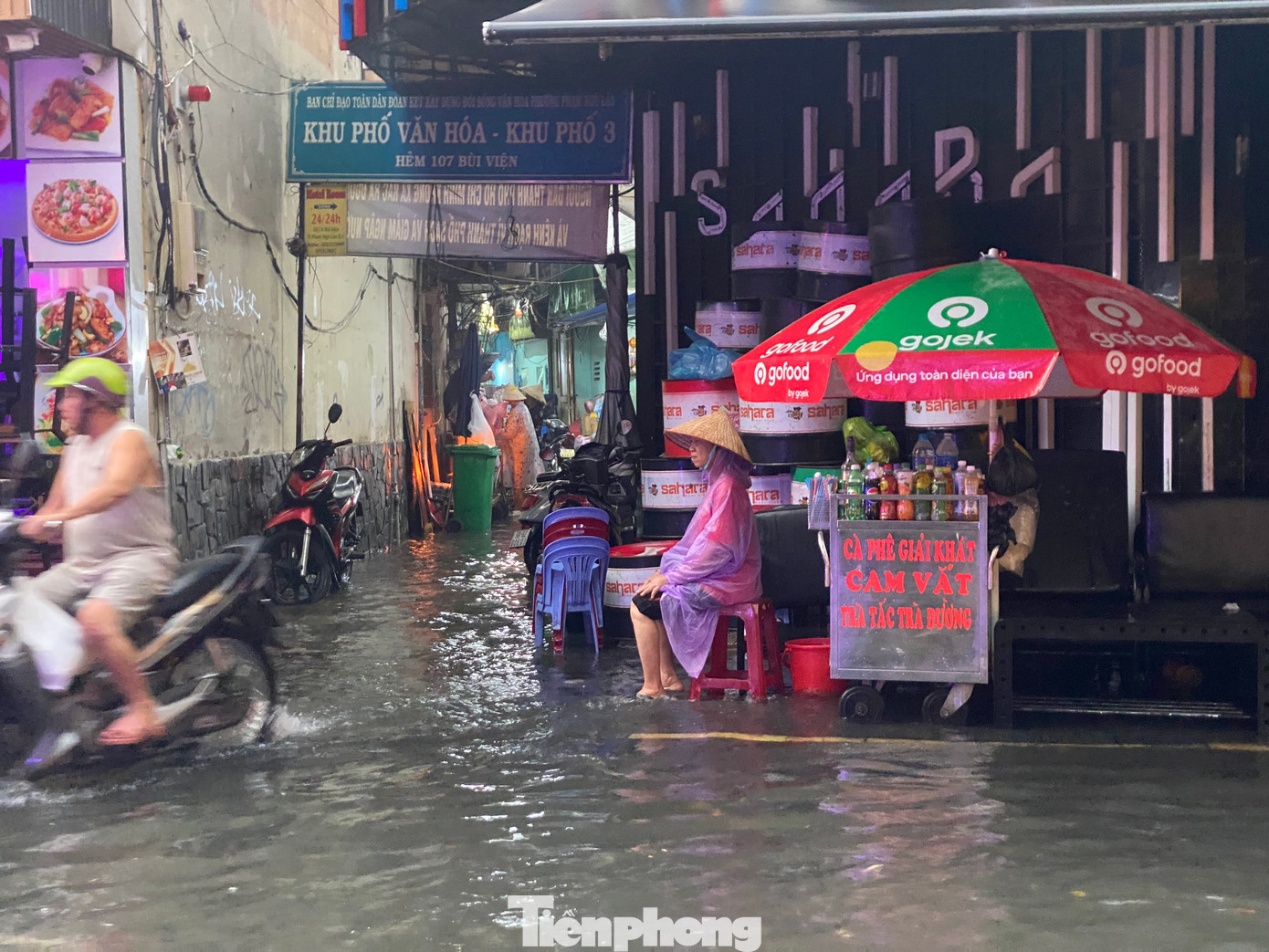 Một số tuyến hẻm trên đường Bùi Viện cũng bị ngập úng sau mưa.