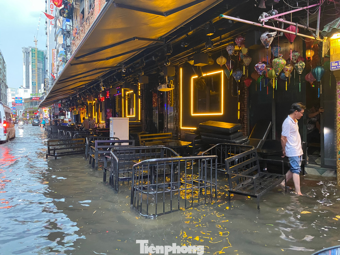 Ngập úng làm ảnh hưởng đến việc kinh doanh của các hàng, quán trên tuyến đường nổi tiếng sầm uất với các hoạt động vui chơi, giải trí về đêm.