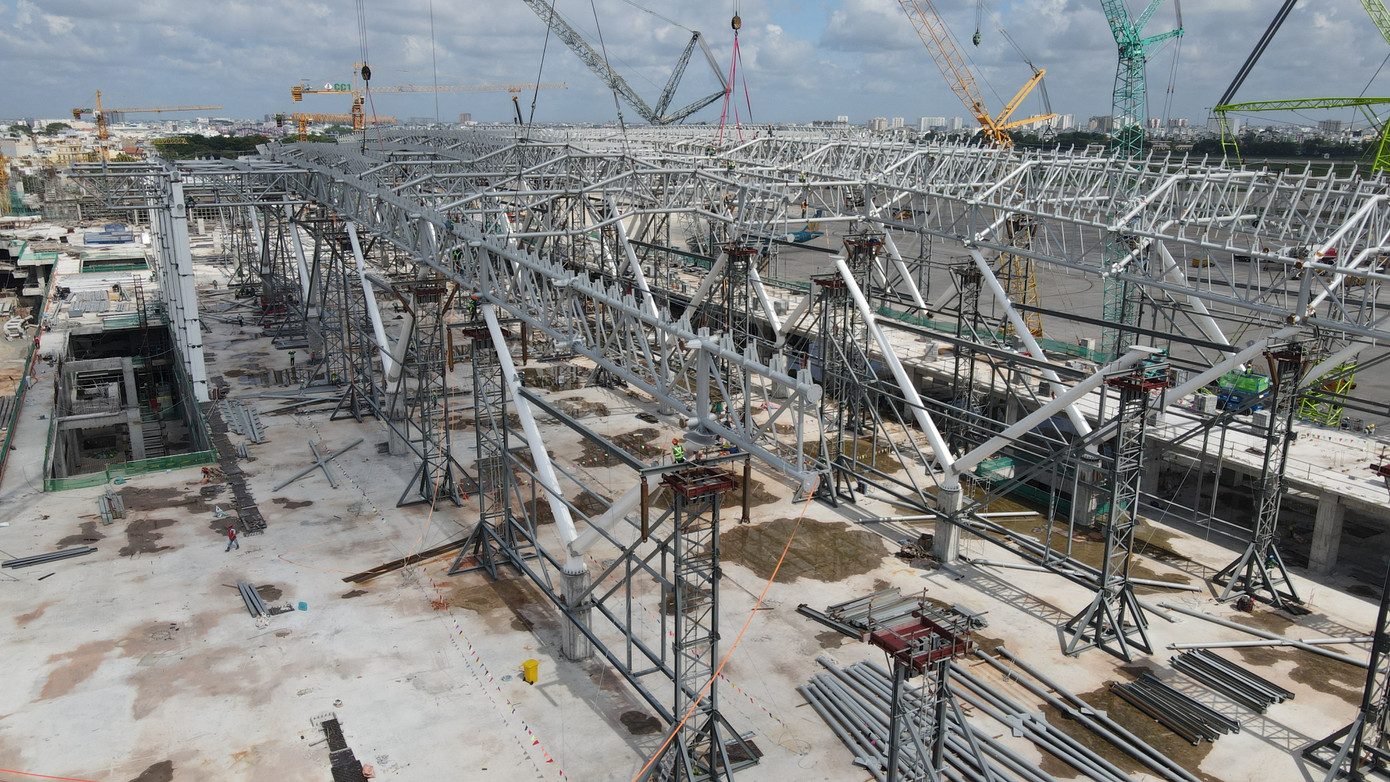 Phần kết cấu thép của nhà ga đang dần được lắp đặt. Ảnh: M.H