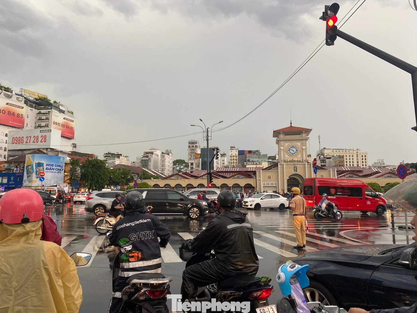 Lực lượng CSGT có mặt ở khu vực điểm giao trước chợ Bến Thành để phân luồng, điều tiết giao thông.