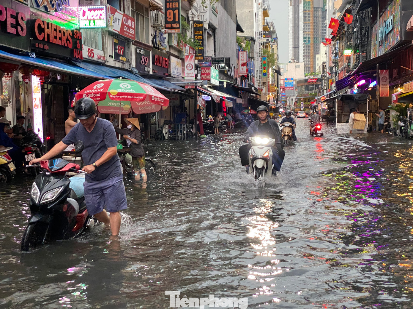 Cơ quan khí tượng dự báo từ ngày 22/6 đến ngày 24/6, khu vực TPHCM có mưa vừa, rải rác mưa to và dông, cục bộ có mưa rất to. (Ảnh minh họa: H.H)