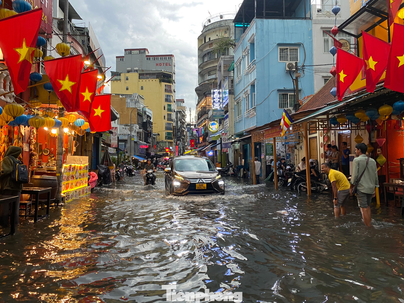 Đến 17 giờ 30, nước ở khu vực đường Bùi Viện mới rút dần.