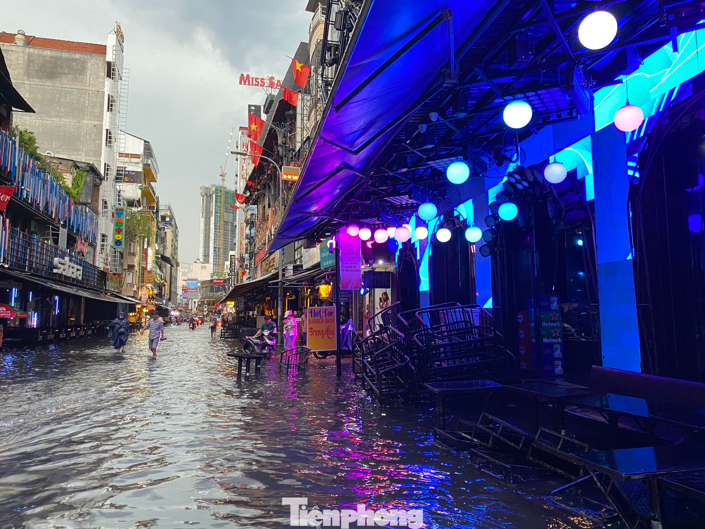 Ngập úng làm ảnh hưởng đến việc kinh doanh của các hàng, quán trên tuyến đường nổi tiếng sầm uất với các hoạt động vui chơi, giải trí về đêm.