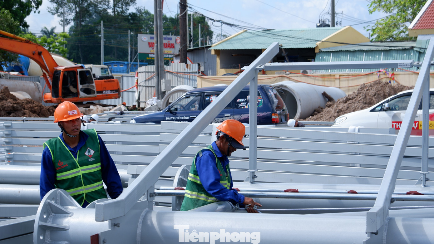 Toàn bộ mặt bằng hiện có phục vụ cho dự án T3 đang được dùng để tập kết cần cẩu, thiết bị, vật liệu phục vụ thi công hạng mục kết cấu thép nhà ga. Ảnh: Hữu Huy