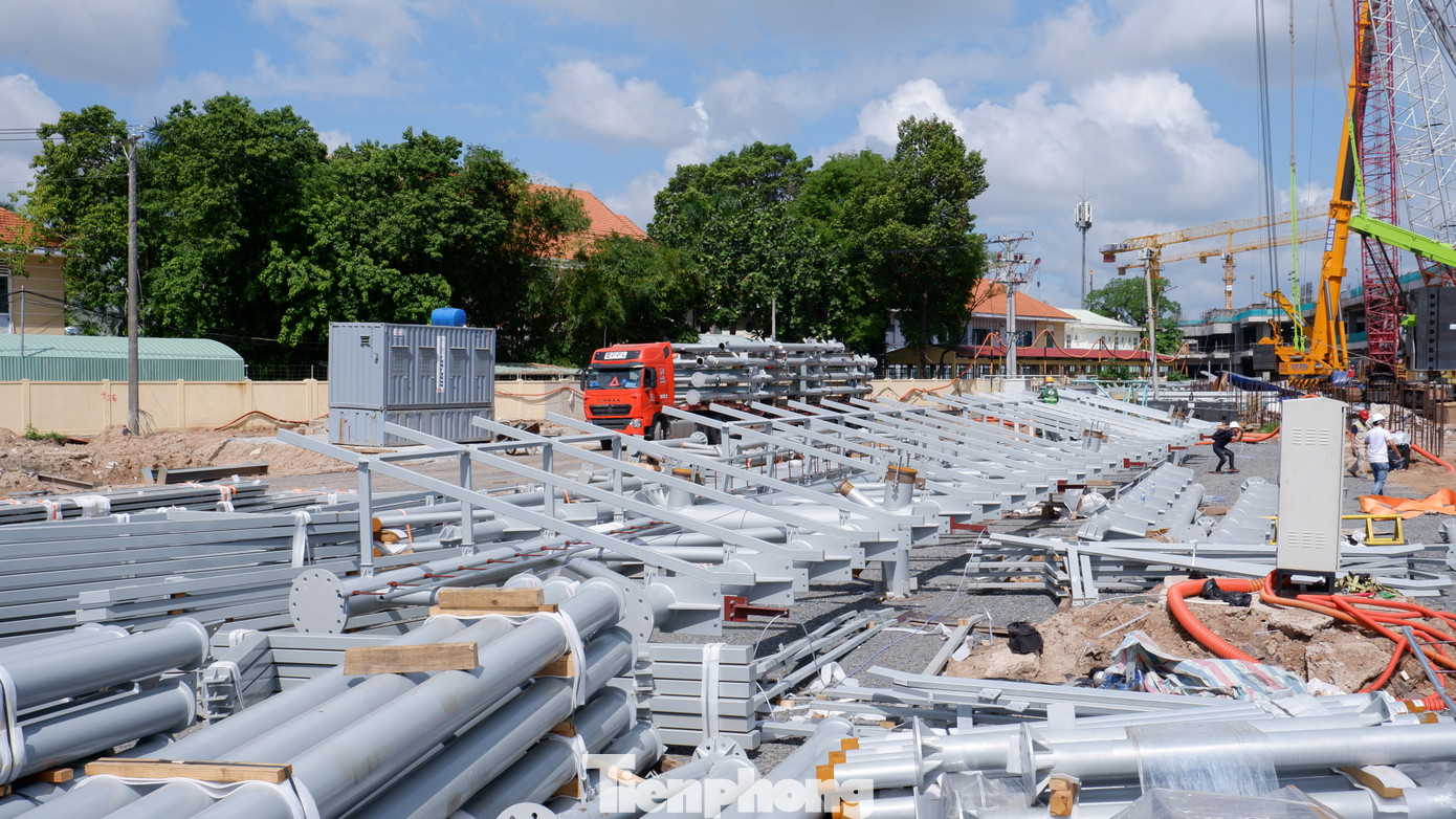 Toàn bộ mặt bằng hiện có phục vụ cho dự án T3 đang được dùng để tập kết cần cẩu, thiết bị, vật liệu phục vụ thi công hạng mục kết cấu thép nhà ga. Ảnh: Hữu Huy