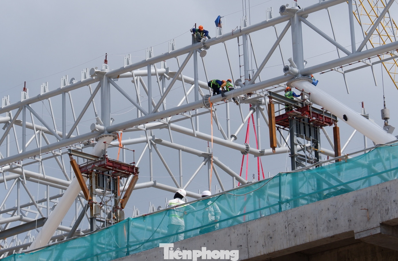 Công nhân tiến hành lắp đặt kết cấu thép của nhà ga. Ảnh: Hữu Huy