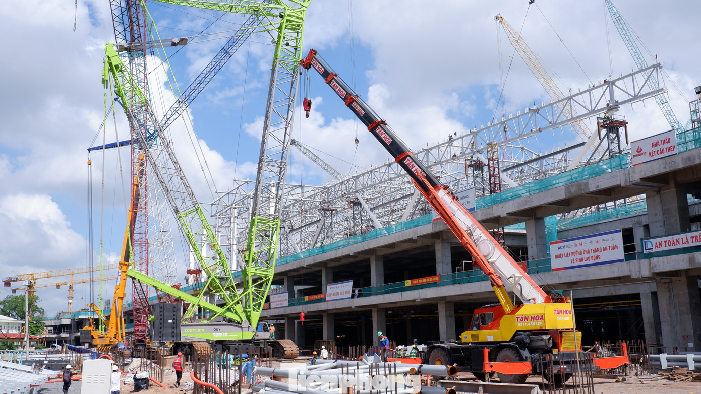 Sau khi hoàn thành phần thô, hiện các nhà thầu đang tập trung lắp kết cấu thép cho nhà ga và nhà để xe. Ảnh: Hữu Huy
