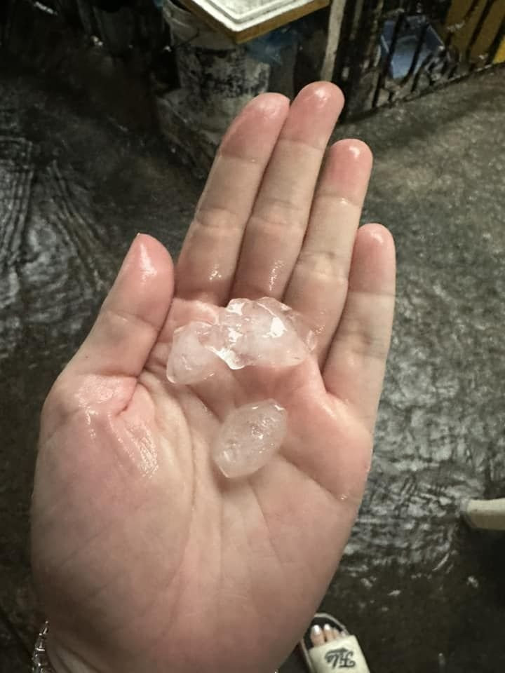 Nhiều khu vực tại TPHCM xuất hiện mưa đá vào chiều 14/6. (Ảnh do người dân chia sẻ)