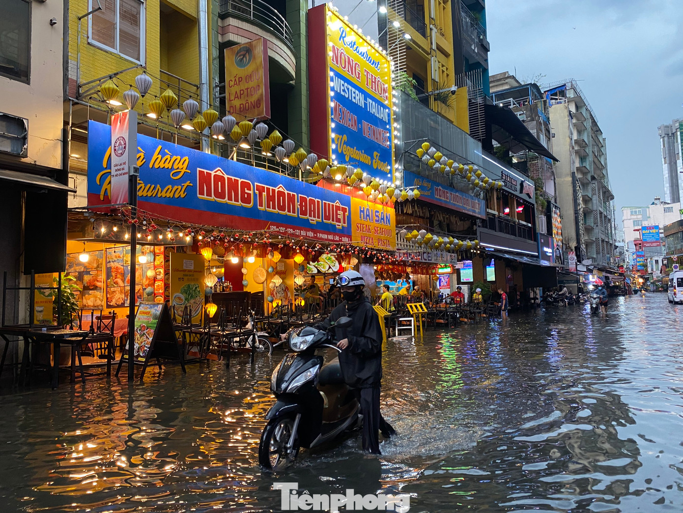 Ngập úng làm ảnh hưởng đến việc kinh doanh của các hàng, quán trên tuyến đường nổi tiếng sầm uất với các hoạt động vui chơi, giải trí về đêm.