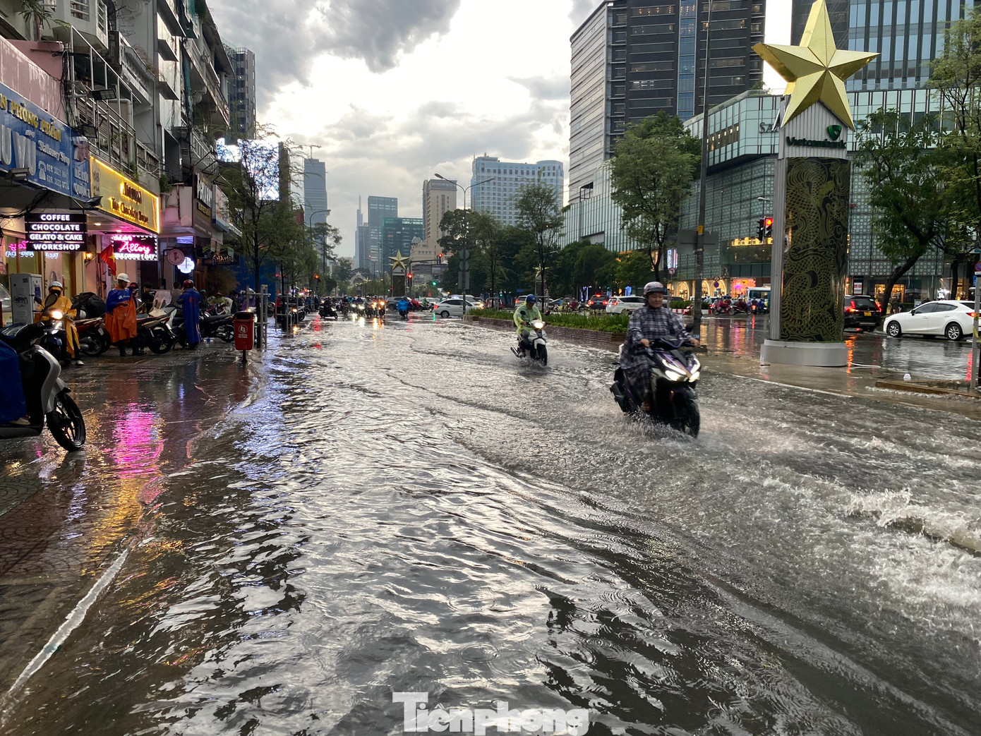 Đường Lê Lợi (quận 1) ngập sâu sau mưa, giao thông đi lại gặp nhiều khó khăn.