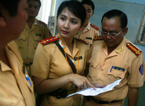 Nữ đại úy kiểm tra lại sơ đồ đoàn hộ tống