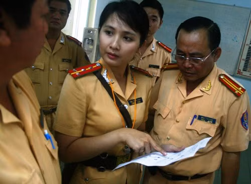 Nữ đại úy kiểm tra lại sơ đồ đoàn hộ tống