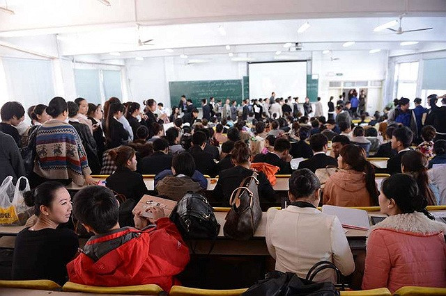 Căn phòng diễn ra cuộc thi tuyển chật ních