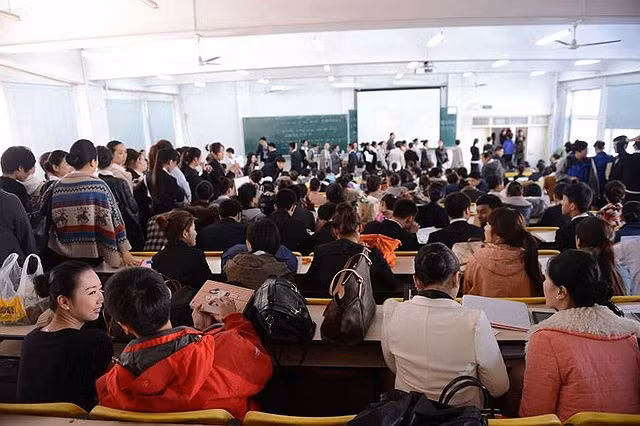 Căn phòng diễn ra cuộc thi tuyển chật ních