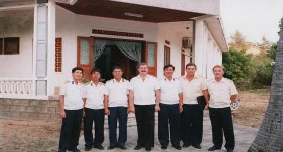 Tháng 4 năm 2002. Một trong những cuộc họp cuối cùng với Bộ chỉ huy Vùng 4 Hải quân nhân dân Việt Nam trước khi ký thỏa thuận về việc chuyển giao tất cả các công trình cho phía Việt Nam. Thứ 4 từ bên trái sang: Phó Tổng tư lệnh Hải quân phụ trách hậu cần-chủ nhiệm hậu cần Hải quân LB Nga phó đô đốc Mikhailov Yuri Gheorghievitch (đứng giữa và có ria mép); Thứ 2 từ bên phải sang-chỉ huy trưởng căn cứ 922 đại tá hải quân Eryomin Yuri Prokopievitch.