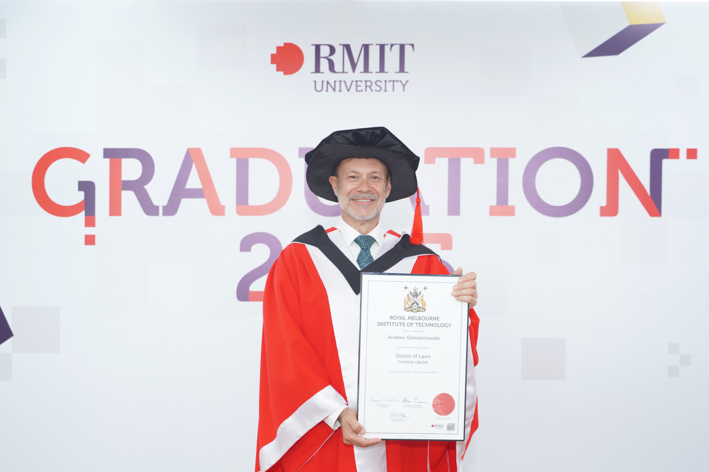 Ngài Andrew Goledzinowski, cựu Đại sứ Australia tại Việt Nam giai đoạn 2022-2024, nhận bằng Tiến sĩ Danh dự ngành Luật từ Đại học RMIT. (Hình: RMIT) Ngài Andrew Goledzinowski, cựu Đại sứ Australia tại Việt Nam giai đoạn 2022-2024, nhận bằng Tiến sĩ Danh dự ngành Luật từ Đại học RMIT. (Hình: RMIT)
