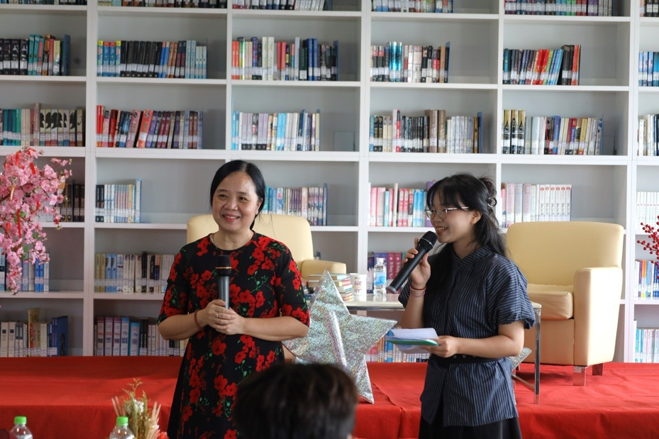 Tiến sĩ Vũ Dương Thúy Ngà, nguyên Vụ trưởng Vụ Thư viện (Bộ Văn hóa, Thể thao và Du lịch). Tiến sĩ Vũ Dương Thúy Ngà, nguyên Vụ trưởng Vụ Thư viện (Bộ Văn hóa, Thể thao và Du lịch).